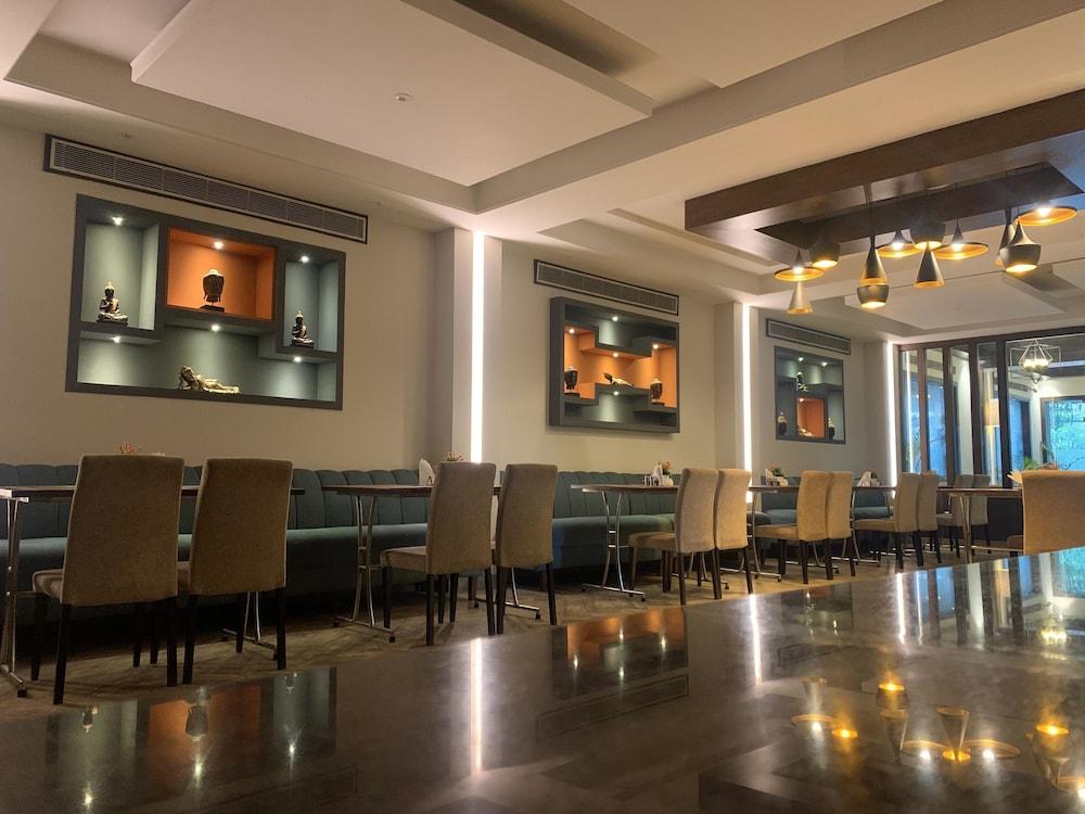 Hotel Royale Sarovar Portico 4*