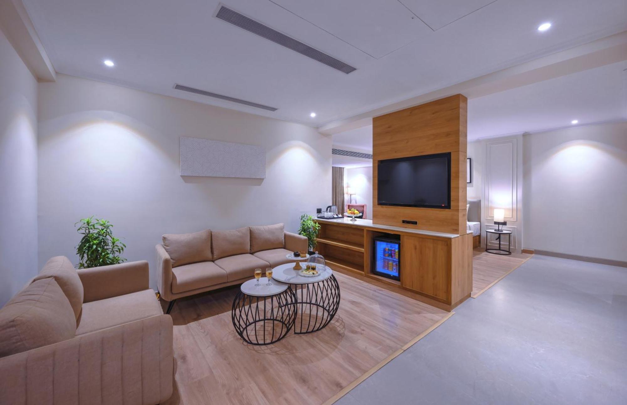 Royale Sarovar Portico