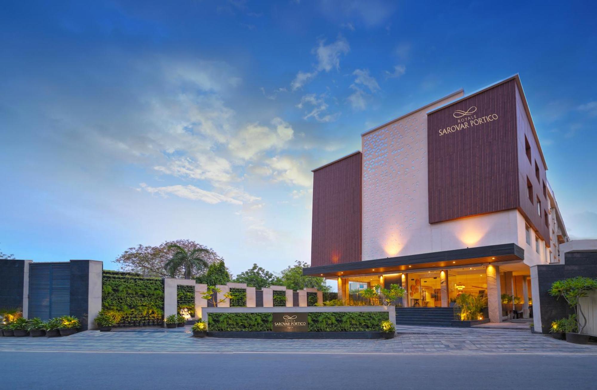 Royale Sarovar Portico Hotel 4*