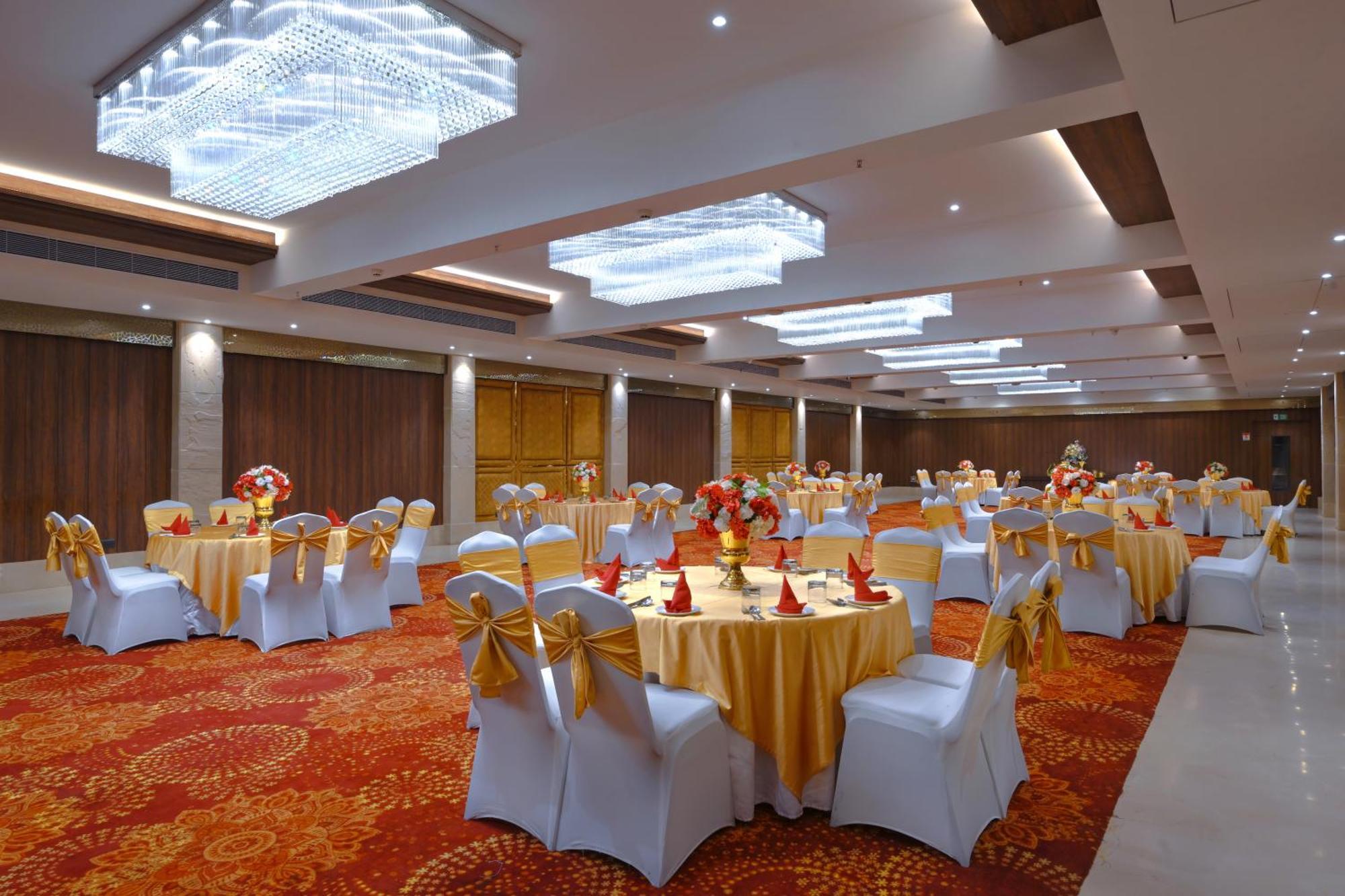 Royale Sarovar Portico Hotel 4*
